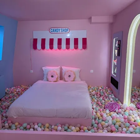Capsule Candy - Piscine A Boules - Cinema Prive